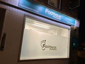 Footmanoutsidesalon4